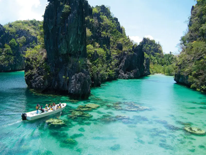 Rent a speedboat in El Nido