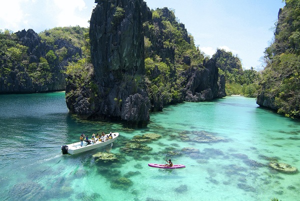 El-Nido-Resorts-Activities-Kayaking-at-the-Big-Lagoon
